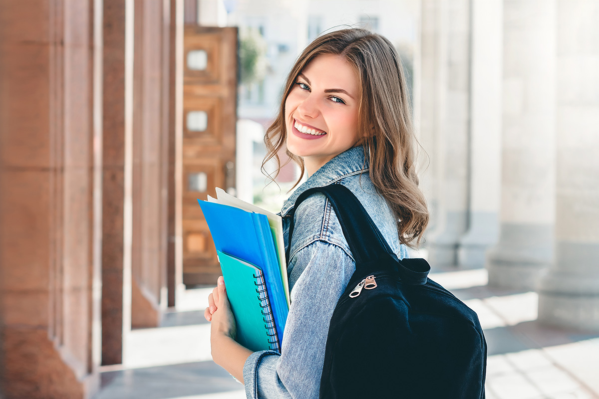 Welcome 3 chica estudiante de cursos intensivos