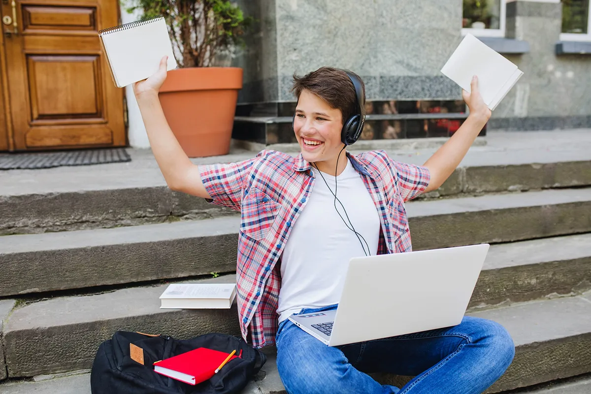 Estudiante de inglés feliz por su avance